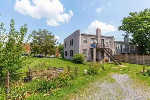 a view of a house with backyard