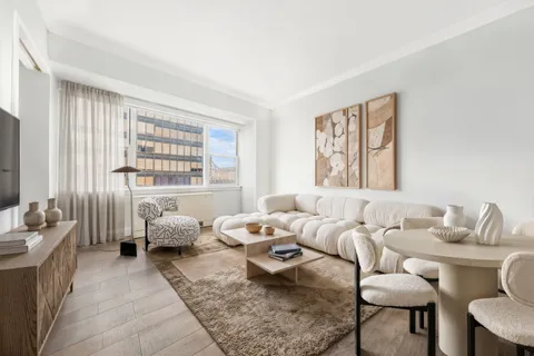 $995,000 | 440 East 62nd Street, Unit 20E | Lenox Hill