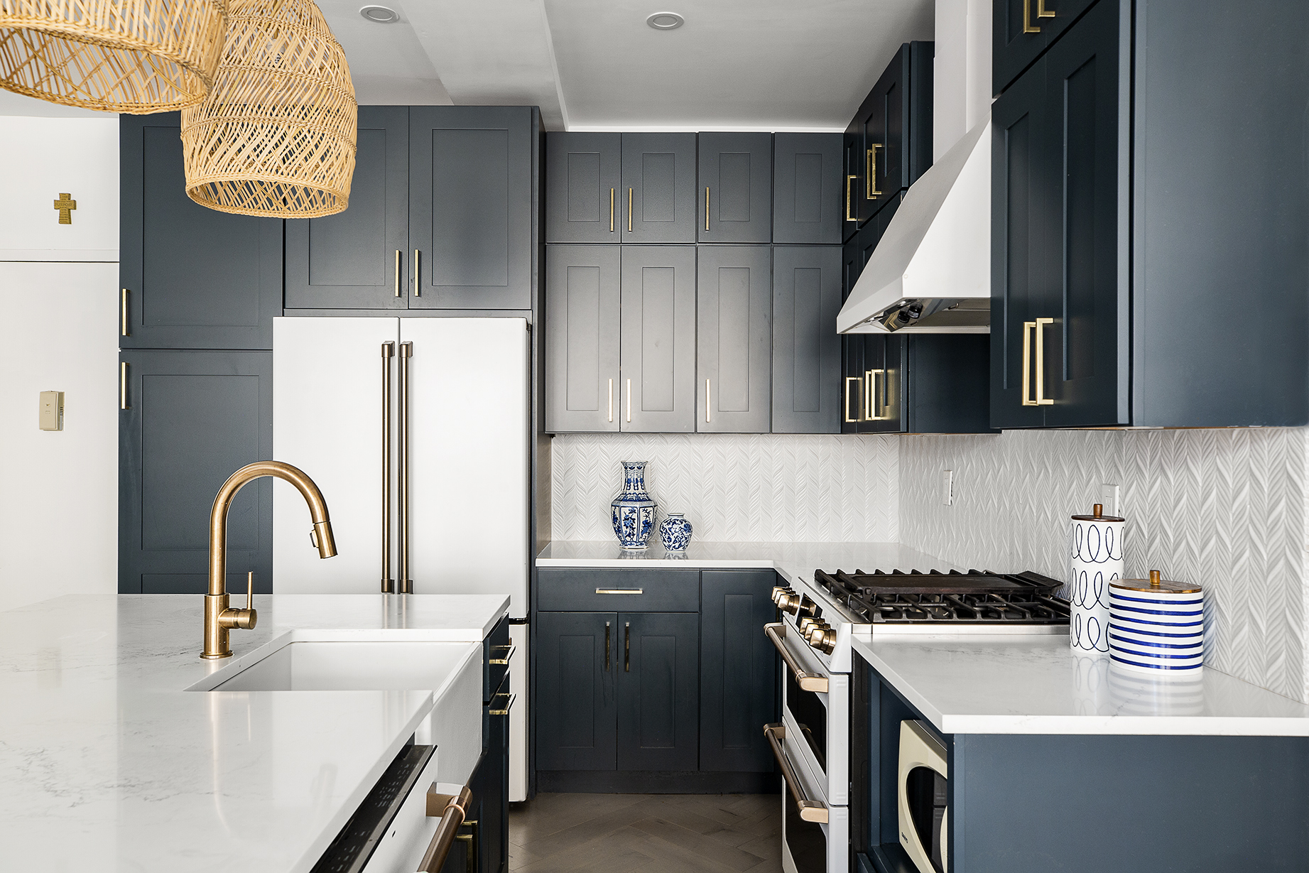 529 West 42nd Street, Unit 9R Manhattan, NY 10036 - Photo 4 of 10 a kitchen with a sink and a stove top oven