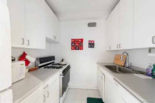 $229,000 | 2400 Johnson Avenue, Unit 3B | Spuyten Duyvil