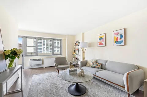 $1,350,000 | 100 West 93rd Street, Unit 11J | Upper West Side