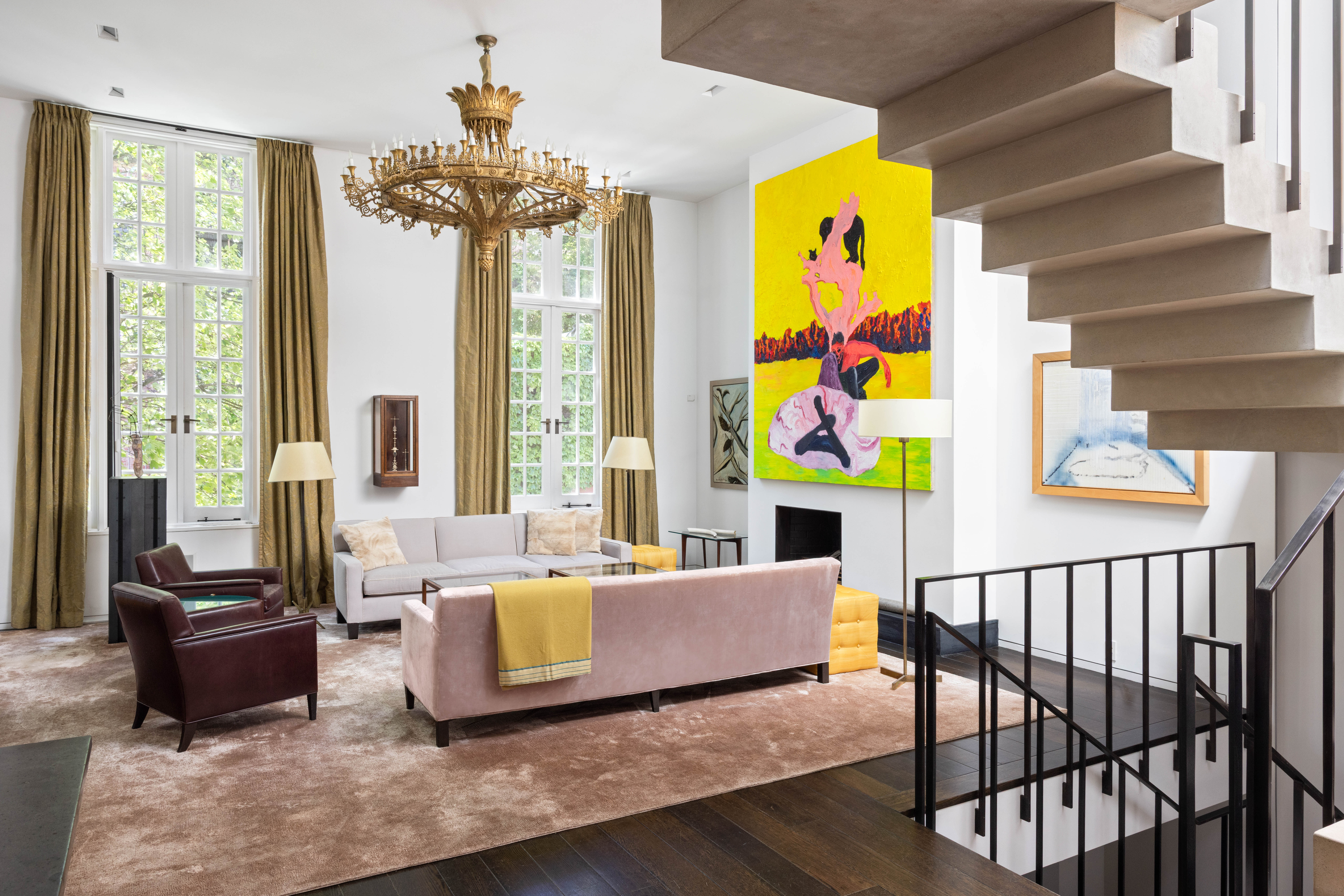 7 MacDougal Alley Manhattan, NY 10011 - Photo 3 of 25 a living room with patio furniture and a chandelier