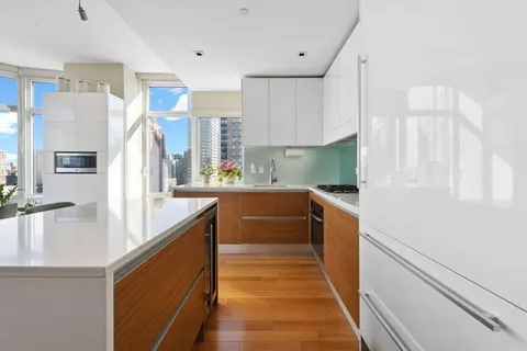 $2,250,000 | 555 West 59th Street, Unit 25E | Upper West Side