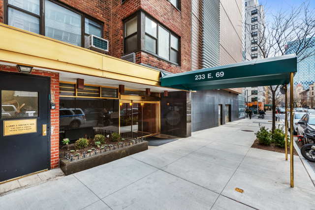 233 East 69th Street, Unit 16F Manhattan, NY 10021 - Photo 7 of 11 a view of a chairs and tables in the patio