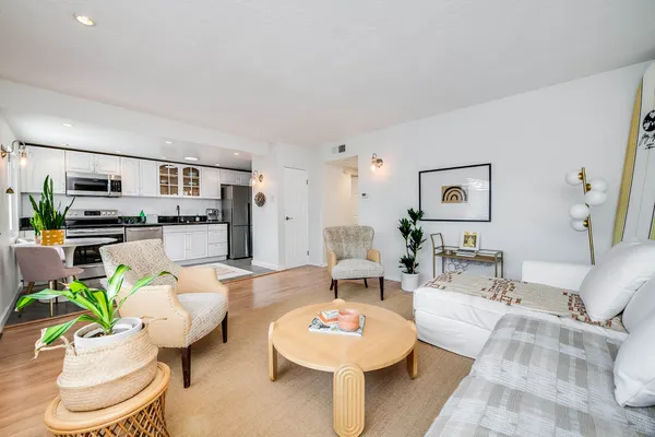 $818,000 | 445 Washington Boulevard, Unit 10, Marina del Rey, CA 90292