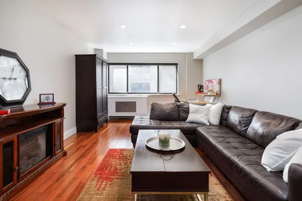 $715,000 | 7 East 35th Street, Unit 10D | Midtown South