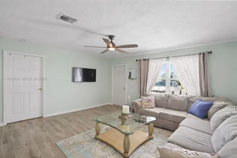$250,000 | 142 Northwest 10th Court, Boynton Beach, FL 33426