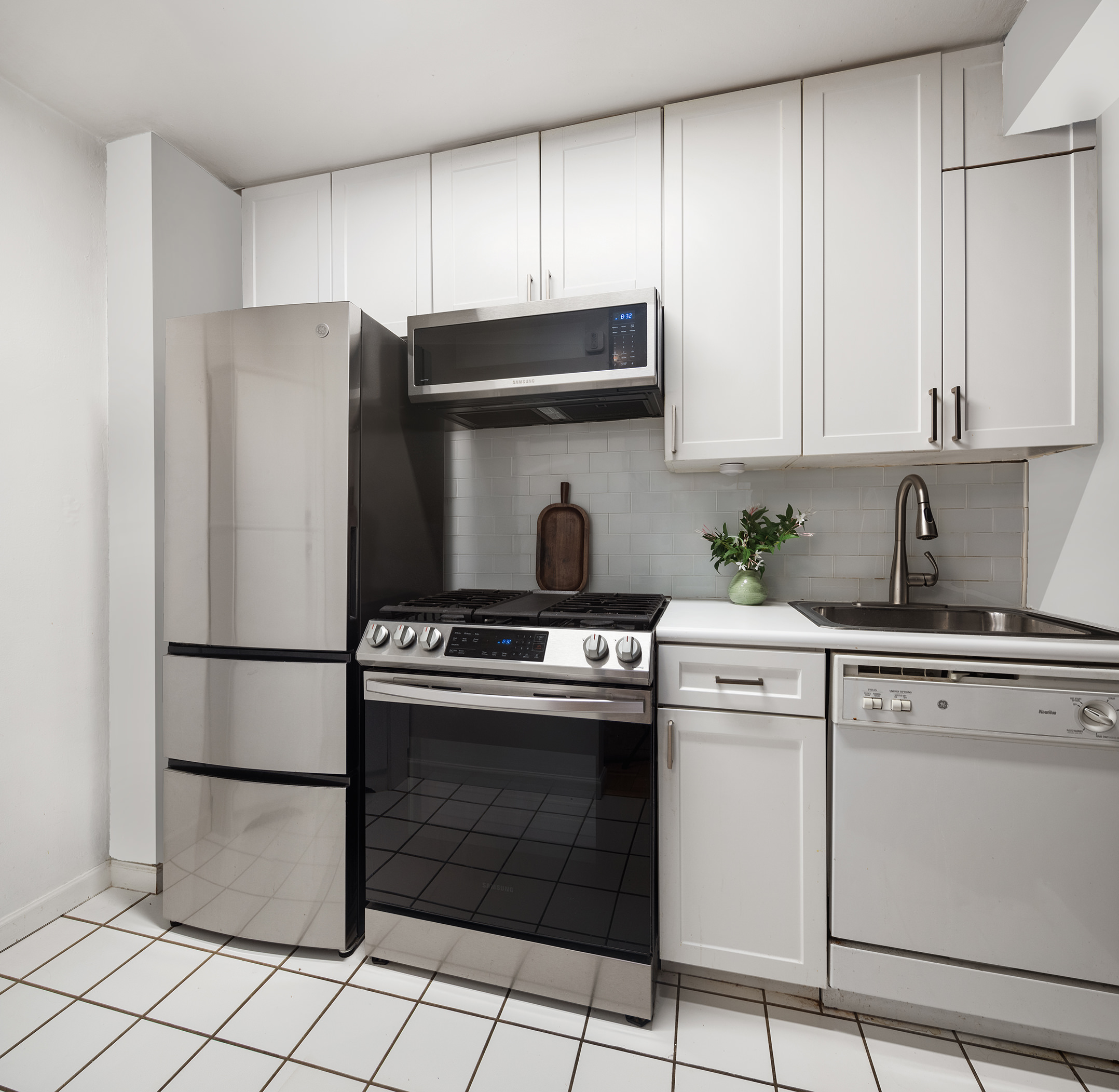 235 East 87th Street, Unit 5G Manhattan, NY 10128 - Photo 4 of 13 a kitchen with appliances a sink and cabinets