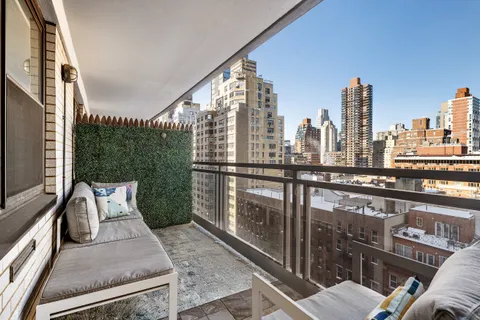 $2,100,000 | 420 East 72nd Street, Unit 12J | Lenox Hill
