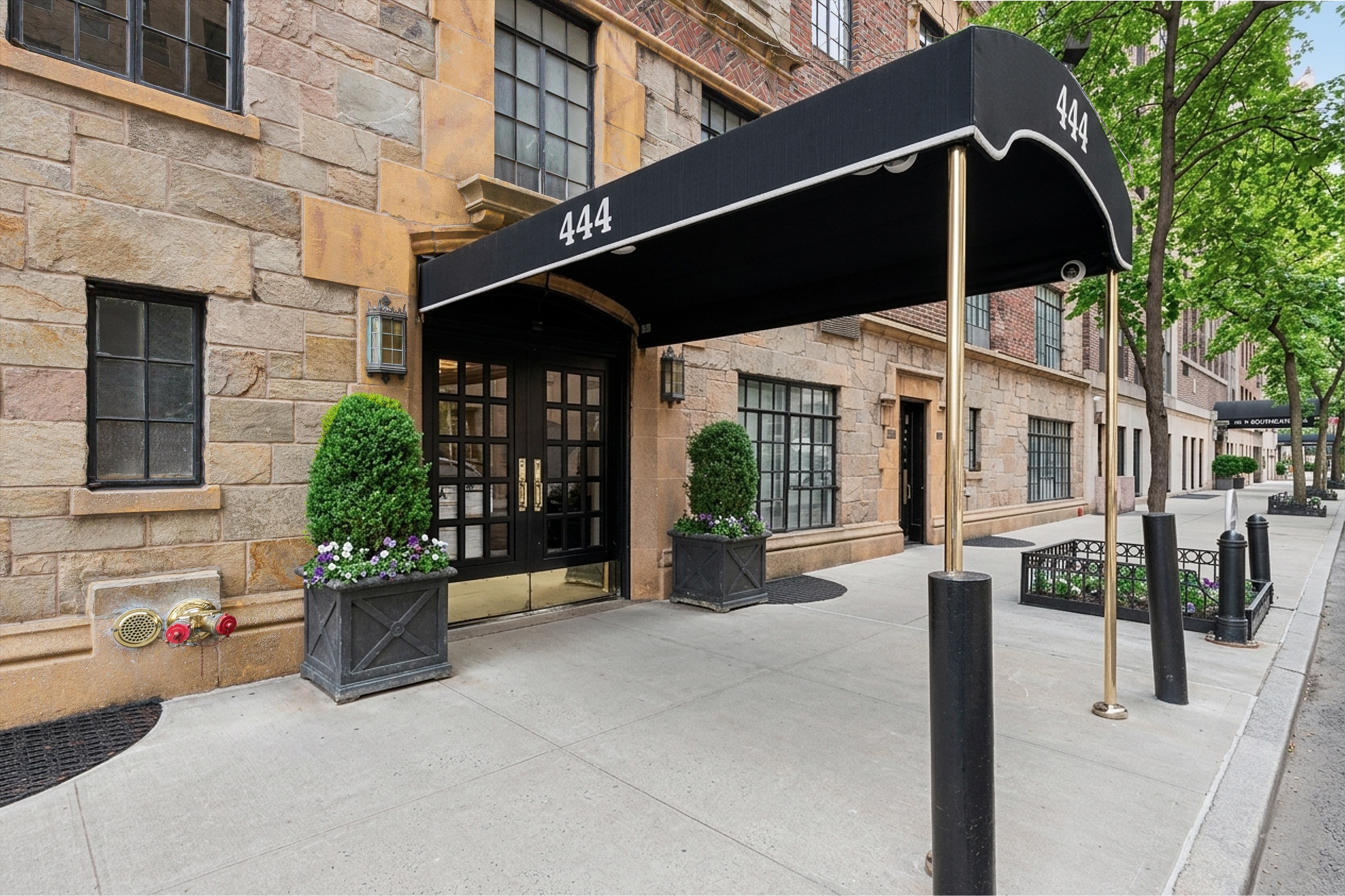 444 East 52nd Street, Unit 3C Manhattan, NY 10022 - Photo 15 of 19 a view of a chairs and table in the patio