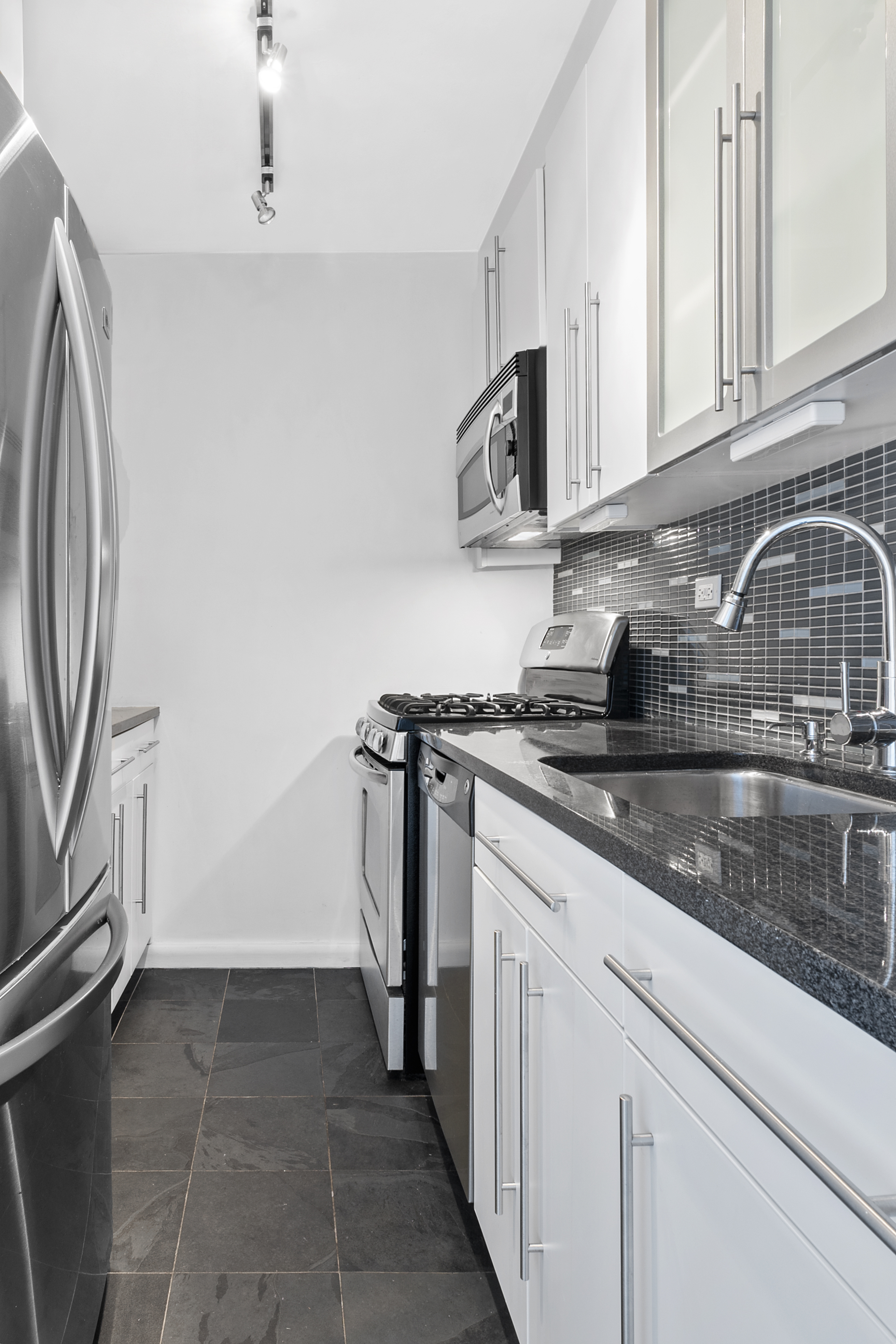 170 West End Avenue, Unit 27R Manhattan, NY 10023 - Photo 3 of 9