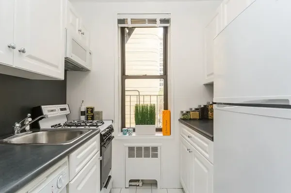 $5,195 | 85 4th Avenue, Unit 6DD | Greenwich Village