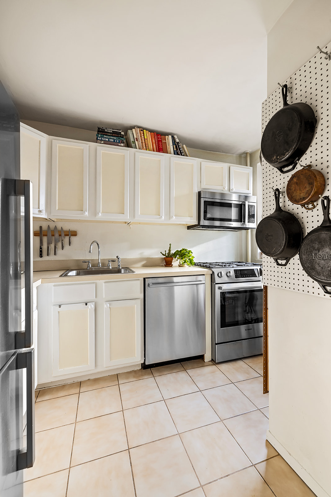 185 Clinton Avenue, Unit 4H Brooklyn, NY 11205 - Photo 6 of 9 a kitchen with a stove a sink and a refrigerator