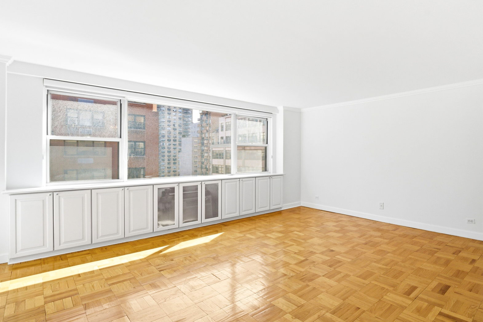 139 East 33rd Street, Unit 12DE Manhattan, NY 10016 - Photo 12 of 27 an empty room with a fireplace