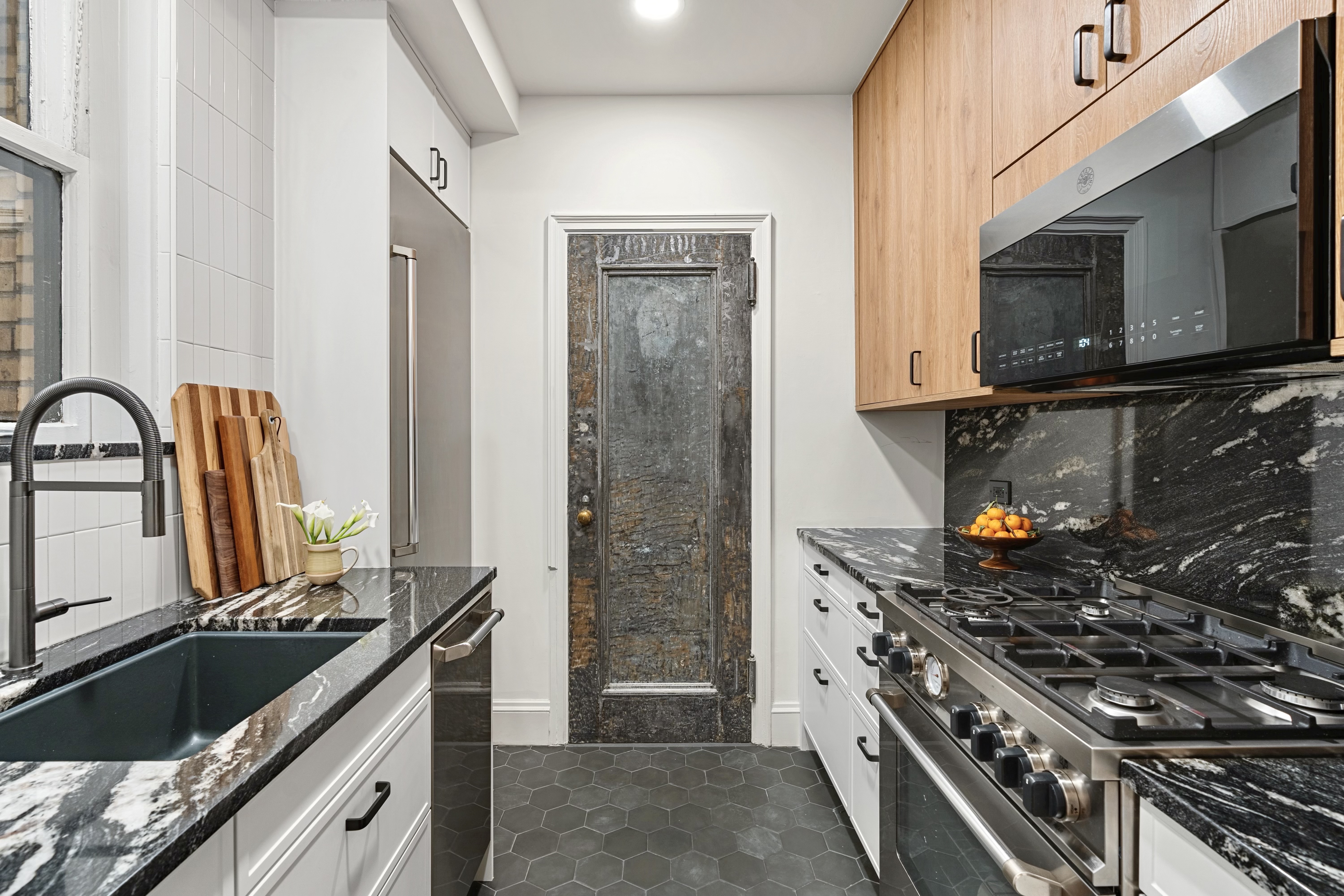 40 West 67th Street, Unit 1A Manhattan, NY 10023 - Photo 4 of 17 a kitchen with a stove and a microwave