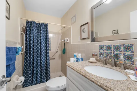 $250,000 | 2333 Indian River Boulevard, Unit 401, Vero Beach, FL 32960