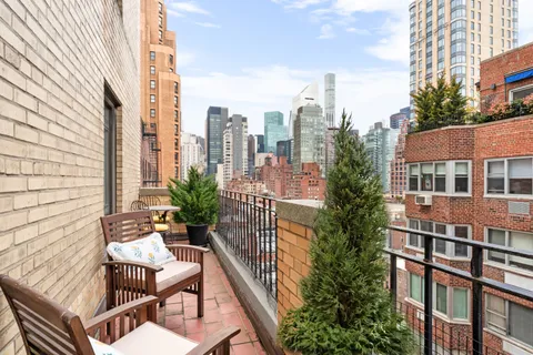 $825,000 | 2 Beekman Place, Unit 12F | Midtown East