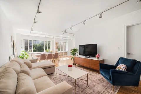 $1,195,000 | 166 East 63rd Street, Unit 7A | Lenox Hill