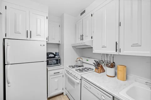 $3,700 | 117 East 57th Street, Unit 23F | Midtown East