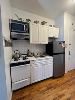$3,300 | 438 West 49th Street, Unit 2D | Hell's Kitchen