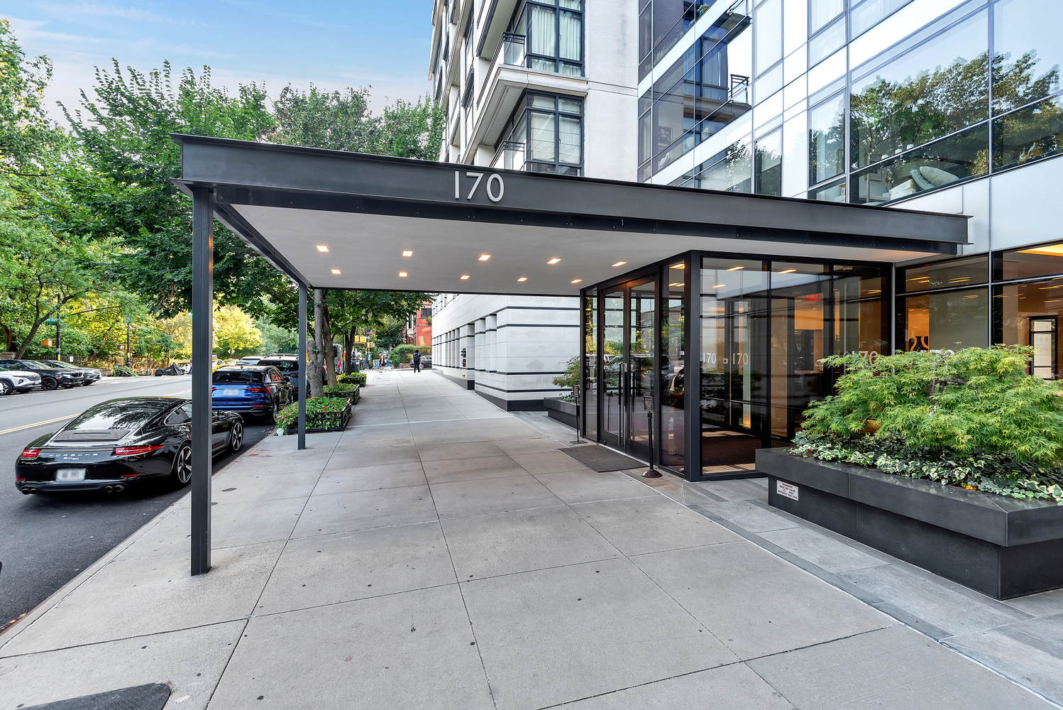 170 East End Avenue, Unit 16B Manhattan, NY 10128 - Photo 16 of 21 a view of a car garage