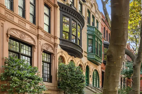 a black and white photo of a living room