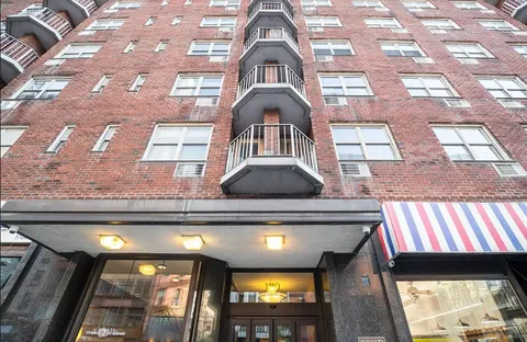 $569,000 | 170 West 23rd Street, Unit 2J | Chelsea