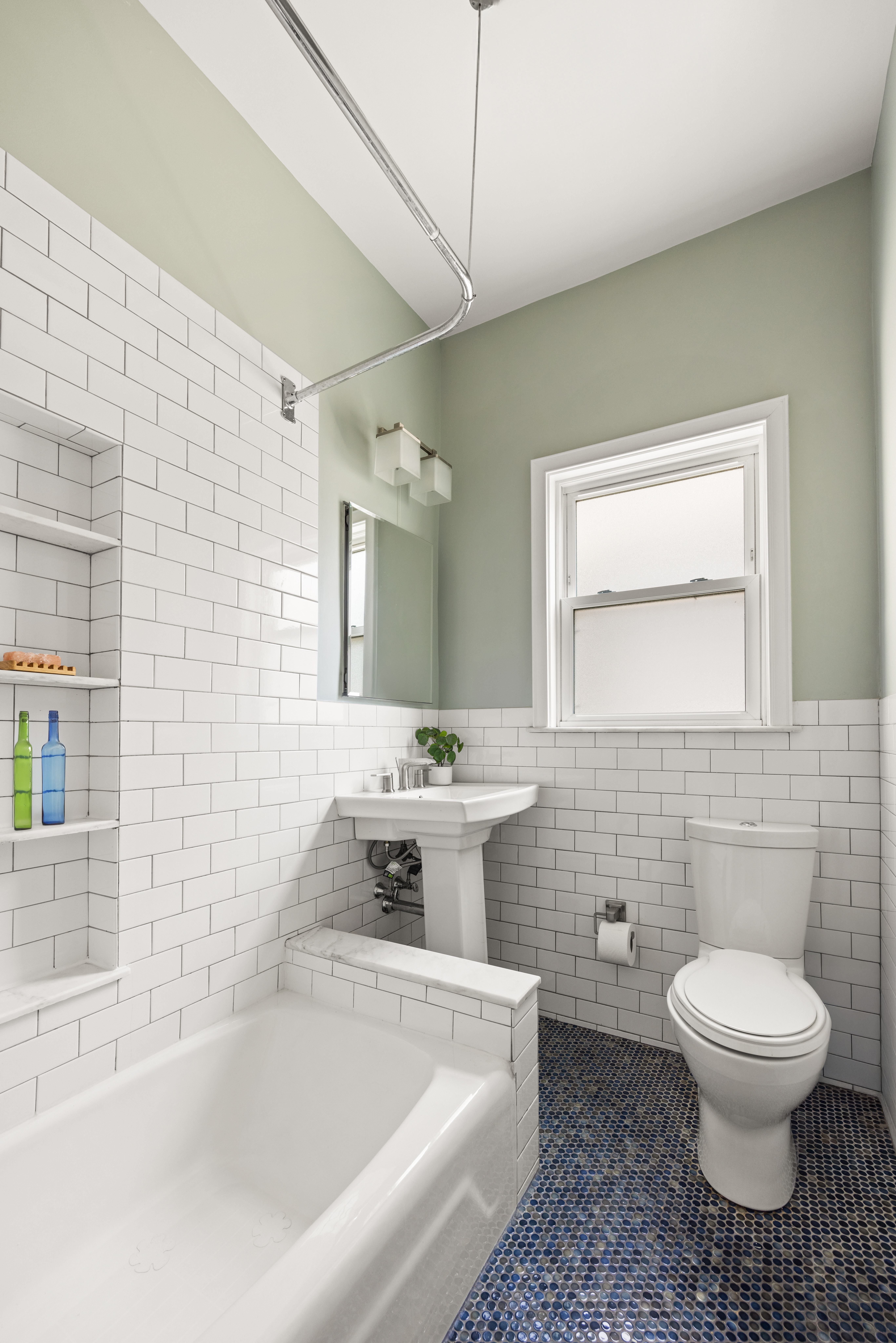 758 Westminster Road Brooklyn, NY 11230 - Photo 20 of 32 a bathroom with a toilet a sink and bathtub