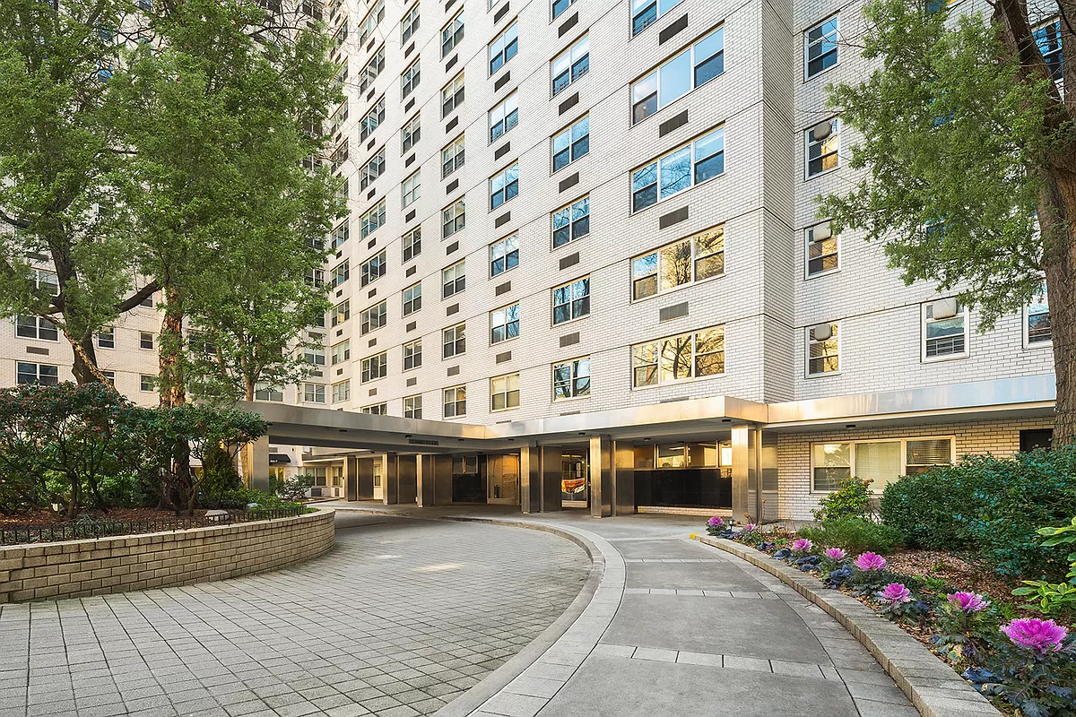 70 East 10th Street, Unit 3M Manhattan, NY 10003 - Photo 13 of 14 a front view of a building