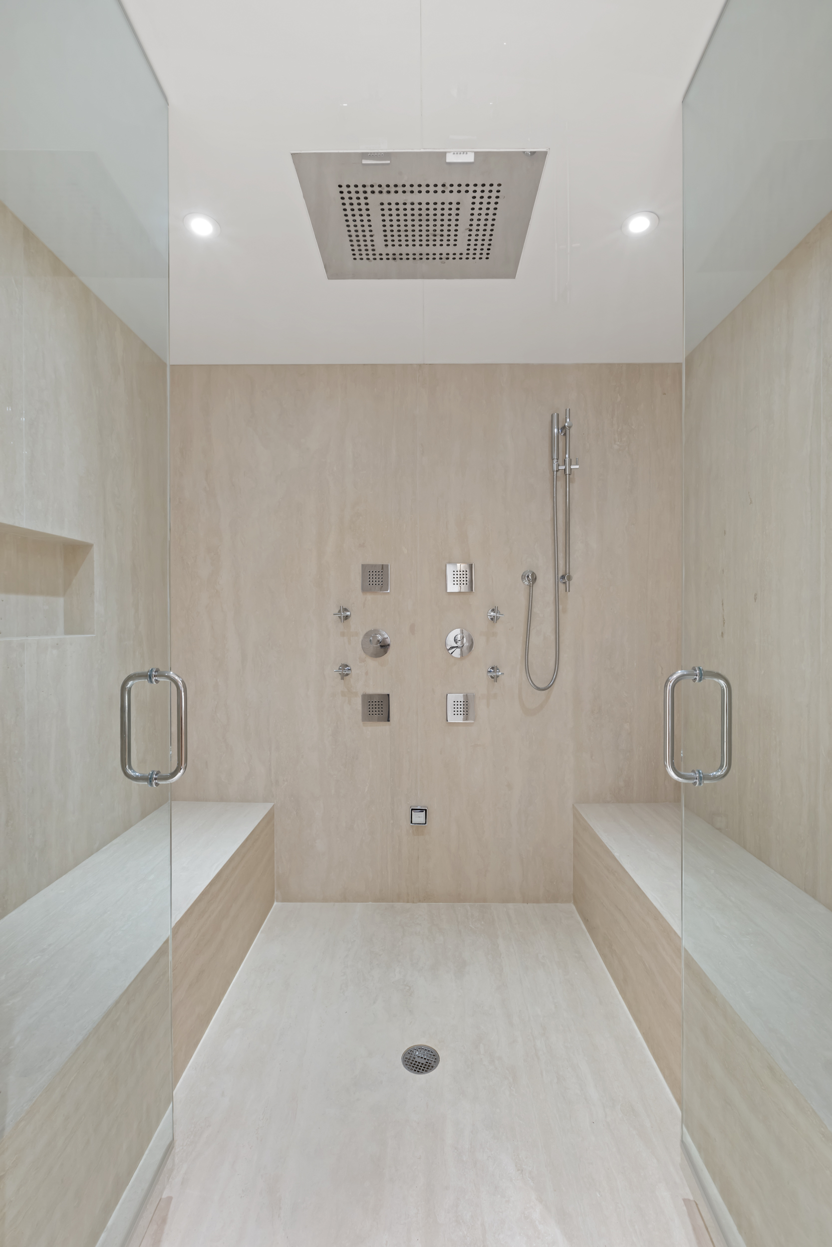 45 East 74th Street Manhattan, NY 10021 - Photo 28 of 33 a bathroom with a bathtub