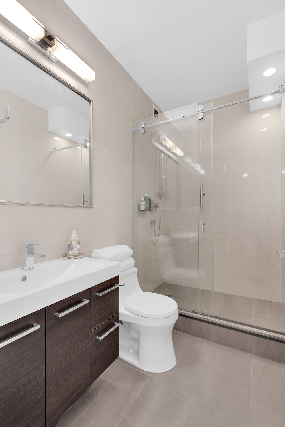 200 East 69th Street, Unit 6J Manhattan, NY 10021 - Photo 4 of 6