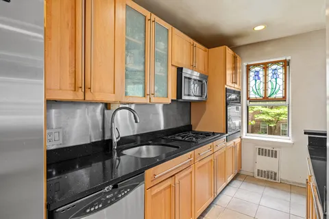 $585,000 | 3850 Hudson Manor Terrace, Unit 1EE/2EE | Riverdale