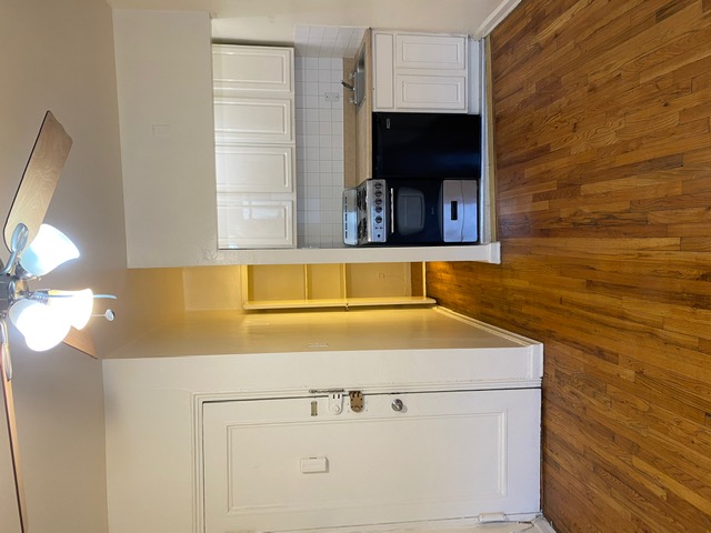 444 West 49th Street, Unit 4C Manhattan, NY 10019 - Photo 2 of 4