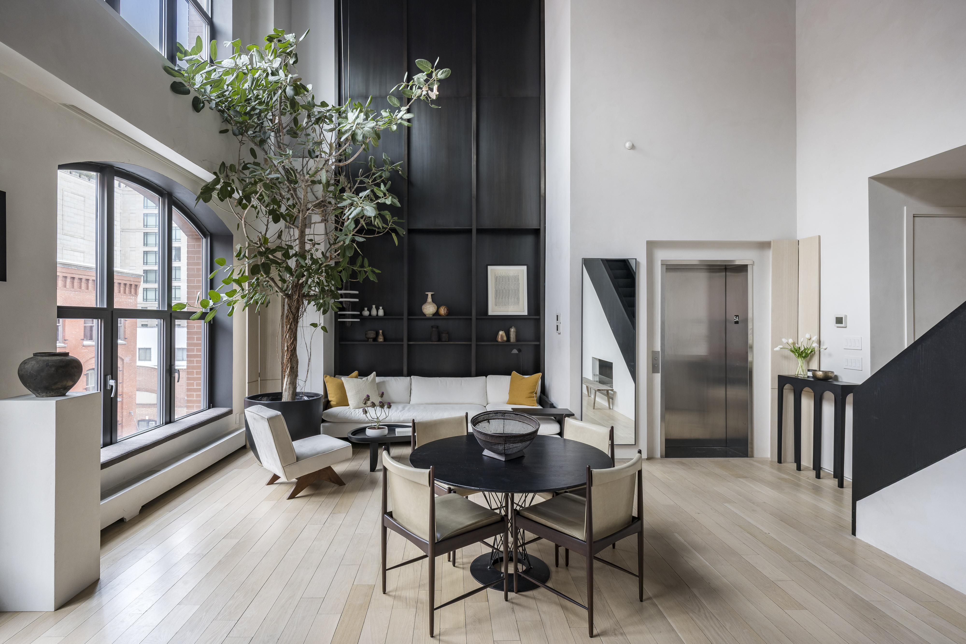 415 Washington Street, Unit 5A Manhattan, NY 10013 - Photo 4 of 21 a living room with furniture