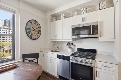 $585,000 | 10 Mitchell Place, Unit 9F | Midtown East