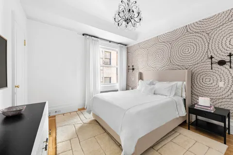 $2,585,000 | 26 East 63rd Street, Unit 11F | Lenox Hill