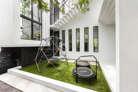 $6,350,000 | 5630 Pine Tree Drive, Miami Beach, FL 33140