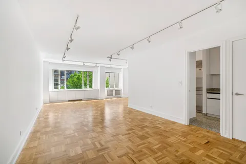 $1,195,000 | 166 East 63rd Street, Unit 7A | Lenox Hill