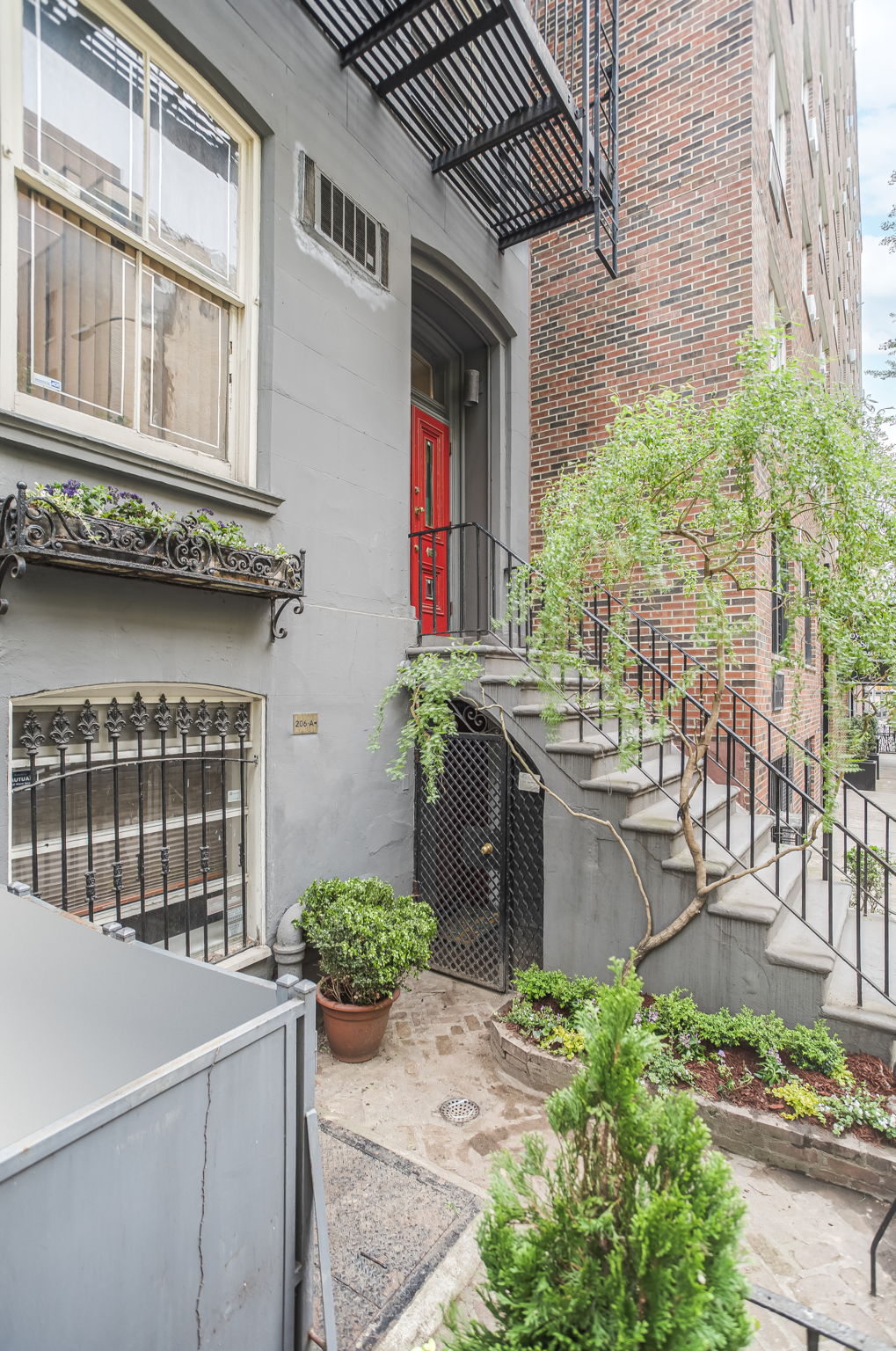 206 East 30th Street Manhattan, NY 10016 - Photo 2 of 21 a front view of a house with a yard