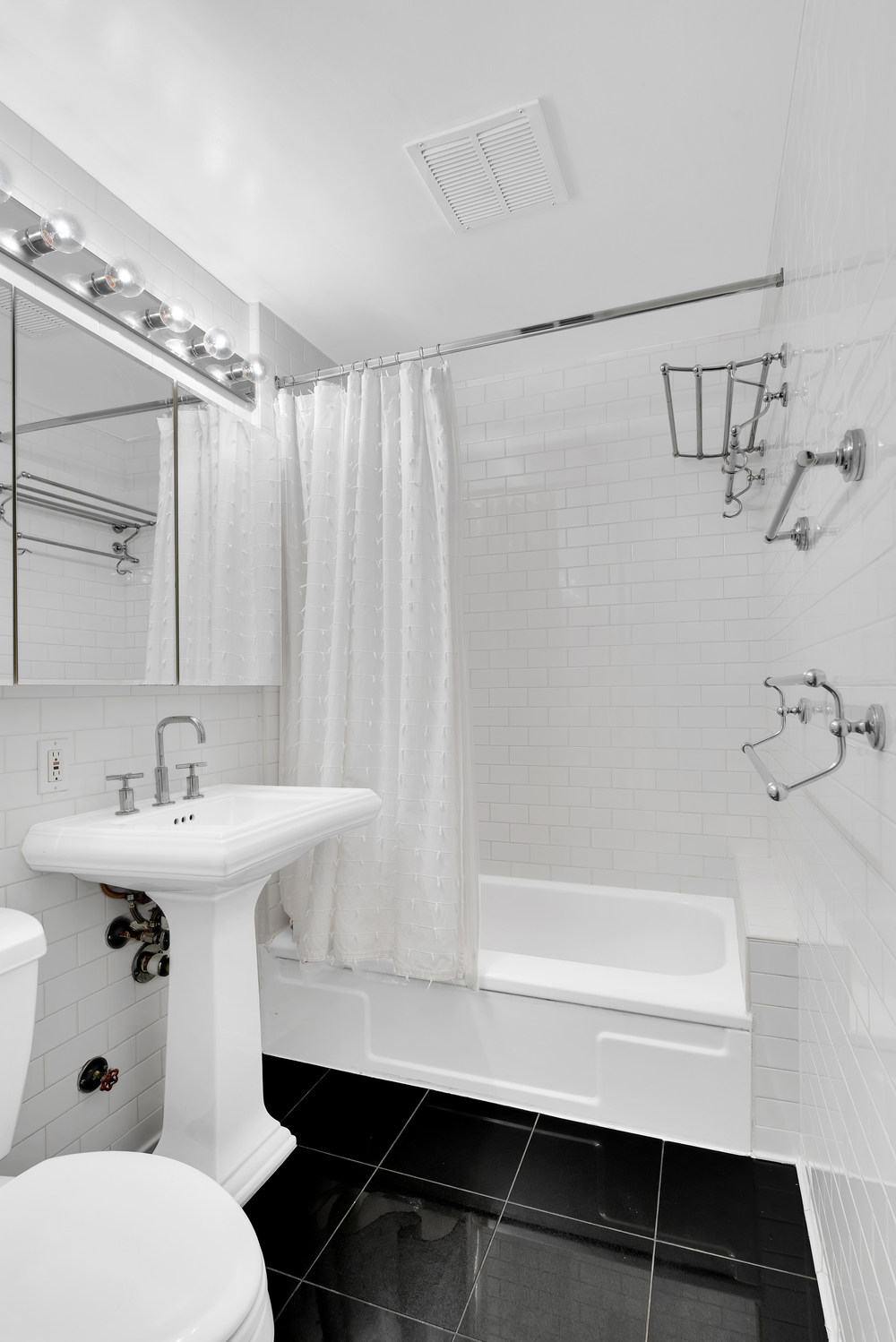 212 East 70th Street, Unit 4C Manhattan, NY 10021 - Photo 6 of 8