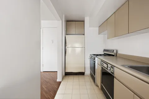 $645,000 | 400 East 70th Street, Unit 1903 | Lenox Hill