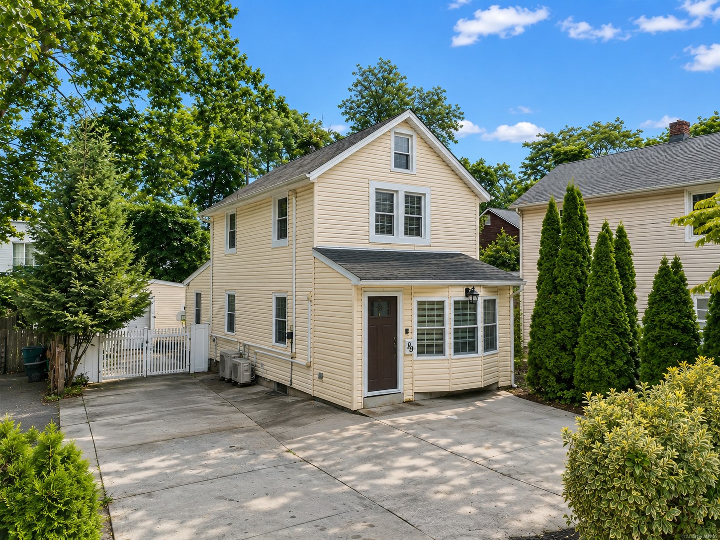 89 Harbor Road Port Washington, NY 11050 - Photo 2 of 13