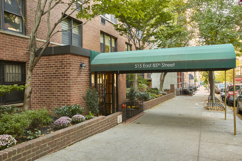 515 East 85th Street, Unit 6D Manhattan, NY 10028 - Photo 15 of 16 a front view of a house with garden