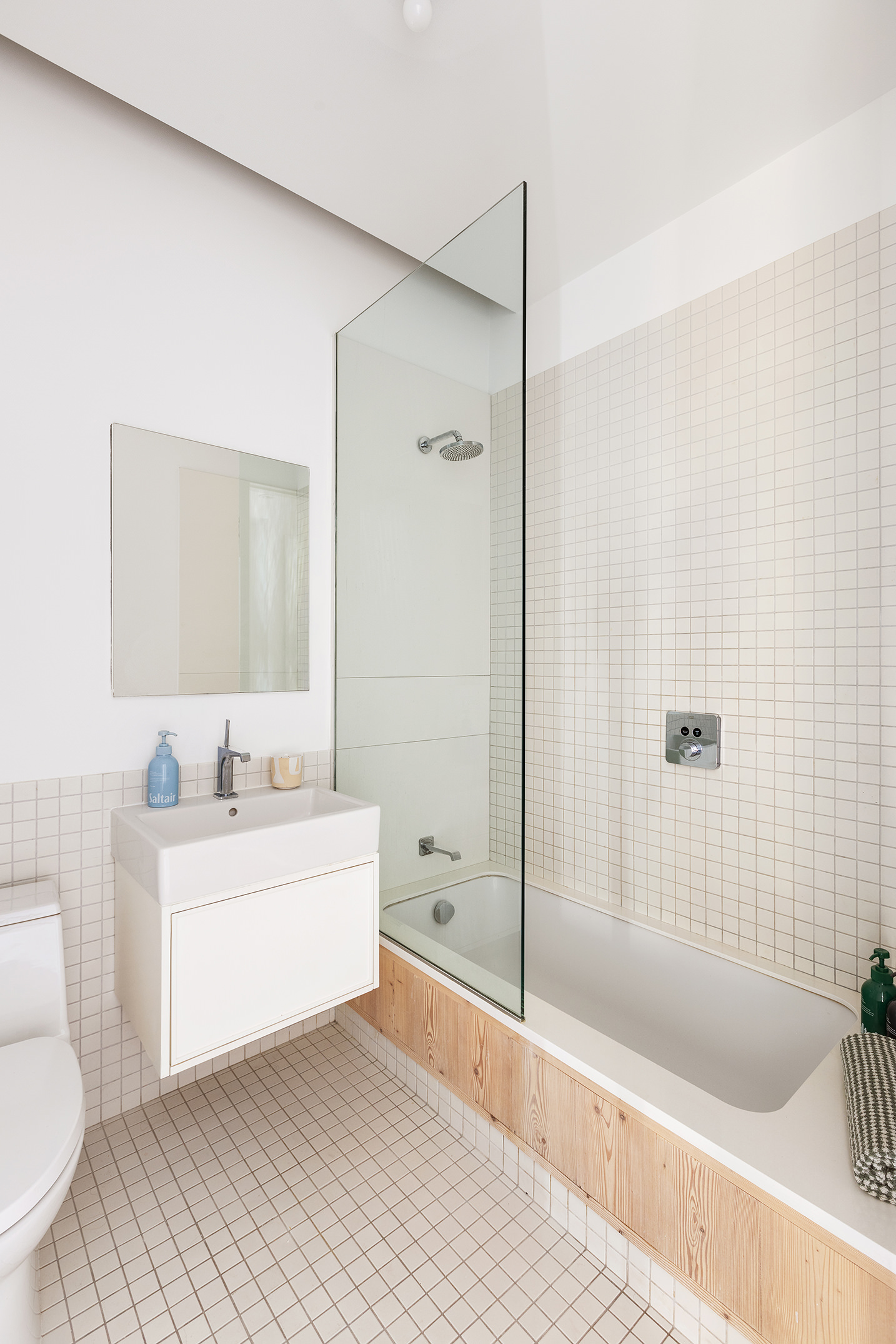 1 Avenue Of The Americas, Unit 5N Manhattan, NY 10013 - Photo 14 of 17 a bathroom with a bathtub and a sink