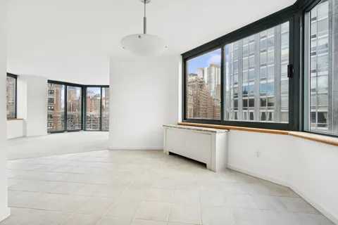 $3,195,000 | 201 West 72nd Street, Unit 8A | Upper West Side