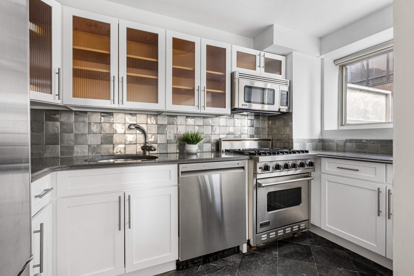 321 East 48th Street, Unit 14B Manhattan, NY 10017 - Photo 5 of 15