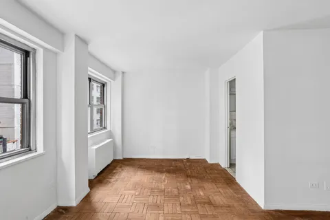 $495,000 | 330 East 49th Street, Unit 7M | Midtown East