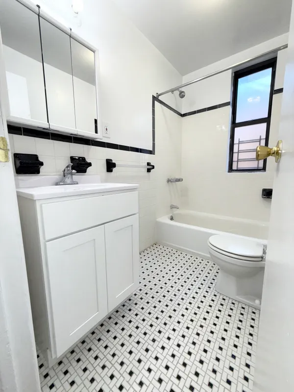 $3,000 | 133 Seaman Avenue, Unit 4G | Inwood