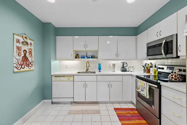 $385,000 | 208 Shearwater Court West, Unit 32, Jersey City, NJ 07305