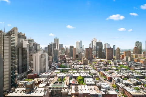 $915,000 | 350 West 50th Street, Unit 29D | Hell's Kitchen